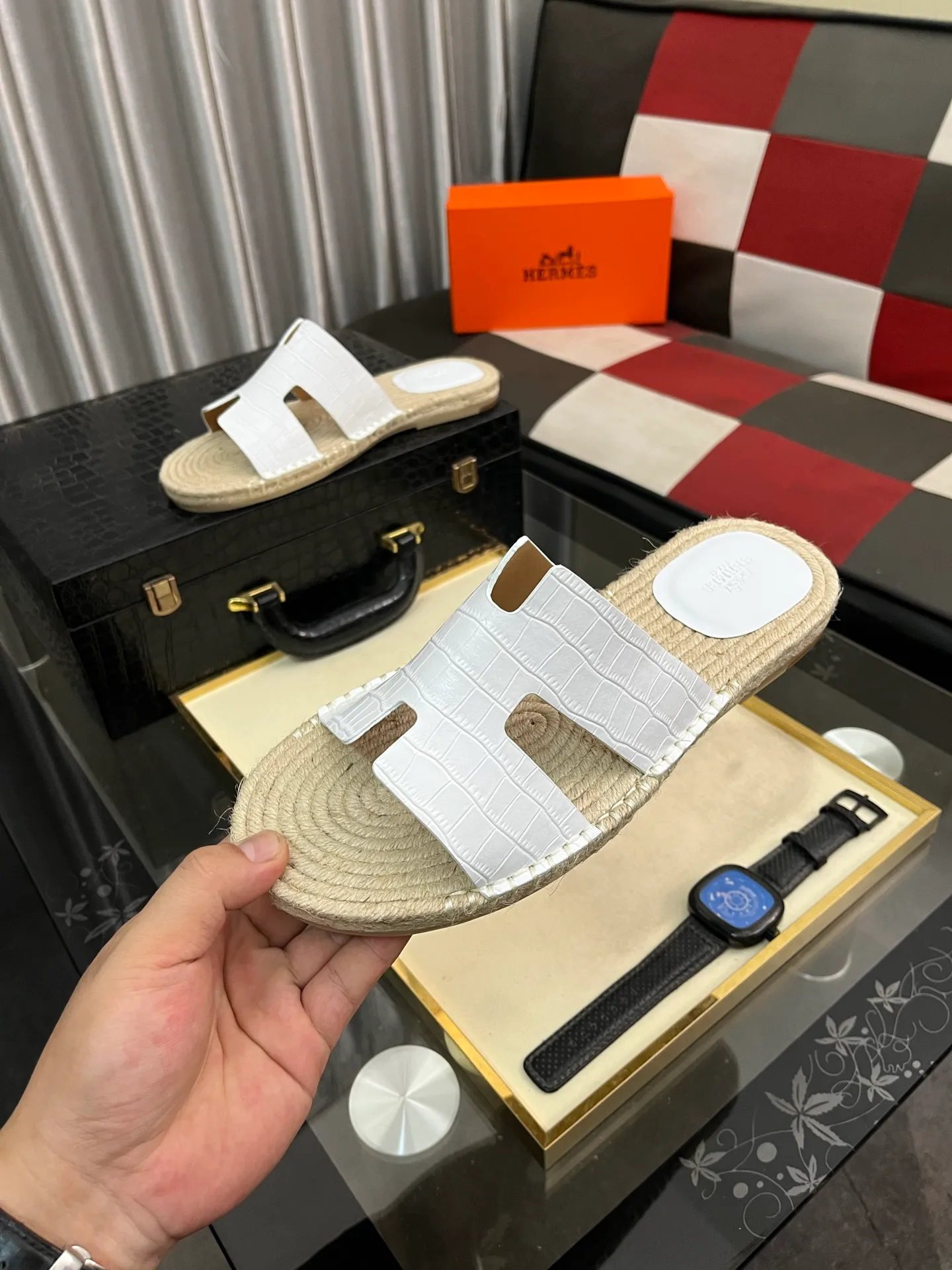 Men's shoes 💰340⌚️⌚️《HERMES》Hermes 💁♂️Men's casual slippers, compare the quality at the counter🧚🏿♂️ The upper layer has a stone pattern with clear texture, showing high-end, high-end, comfortable to wear and versatile. Purely hand-pulled, raw rubber breathable outsole, breathable and comfortable lambskin lining, 100% comfortable density, original rubber outsole wear-resistant code number 38-44. Can be customized 45-46-47